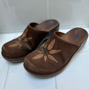 Indigo by Clarks Clogs - Made in Brazil - Size 8 - Suede